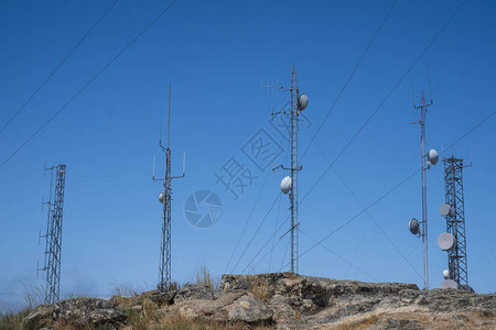 一组天线用于电信电视广播手机收音机和卫星的卫星天线电图片