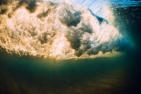 海洋波水下有旋涡海下有日图片