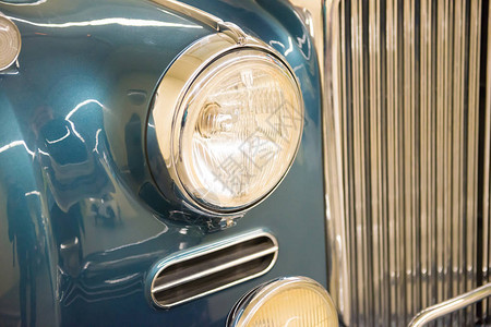 旧古董车展的复古车头灯图片