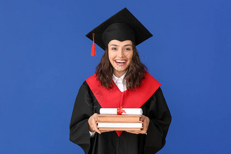 获得肤色背景文凭和书籍的毕业女学生人数图片