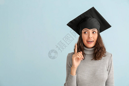 光背景有提高指数的毕业女学生人图片