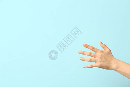 患有肤色背景帕金森综合症的妇女的手图片