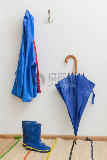 走廊里的雨衣雨伞和胶靴图片