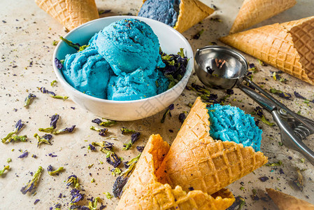 蓝花粉蝴蝶皮花朵冠和冰淇淋华卷饼面图片