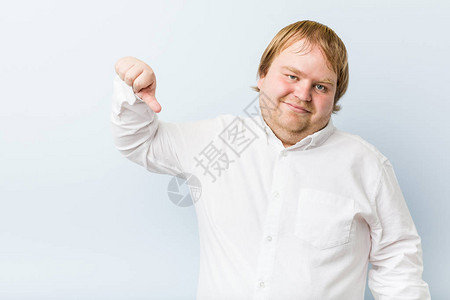 真正的红发胖小子表现出不喜欢的手势拇指向下图片素材