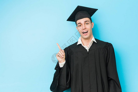 年轻的caucasian毕业男子笑得开心指图片
