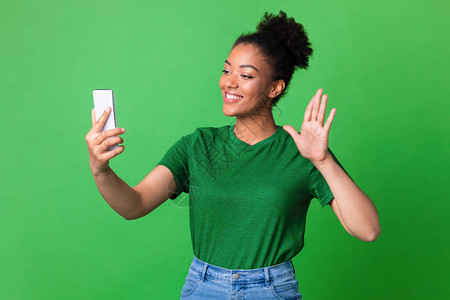 快乐的年轻黑人女孩在电话上进行视频通话图片