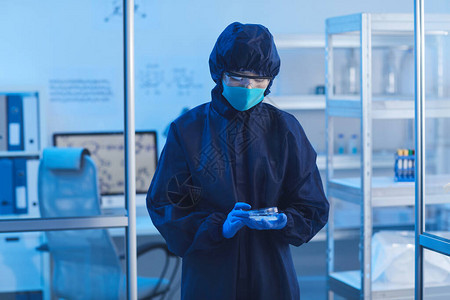 身着防护服的无法辨认的实验室工人横向中等肖像图片