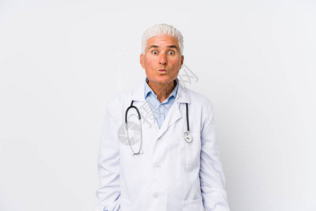 成熟的caucasian医生男子肩膀抬起肩膀图片
