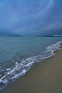 在东南阿拉斯加的桑迪海滩冬季有一场威胁暴风雨以海浪横图片