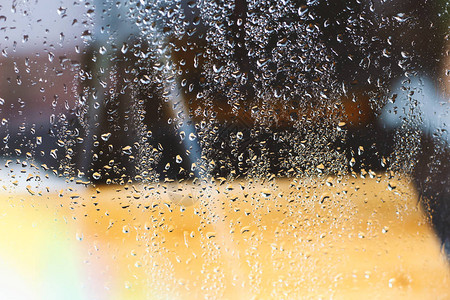 玻璃窗上的雨滴模糊的背景有选择图片