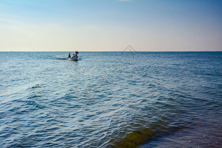 渔船在清晨经过海面从钓鱼回来图片