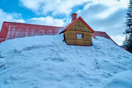 波兰南部真正的冬天很多雪住宅楼一直被雪覆盖到屋顶一大堆雪图片