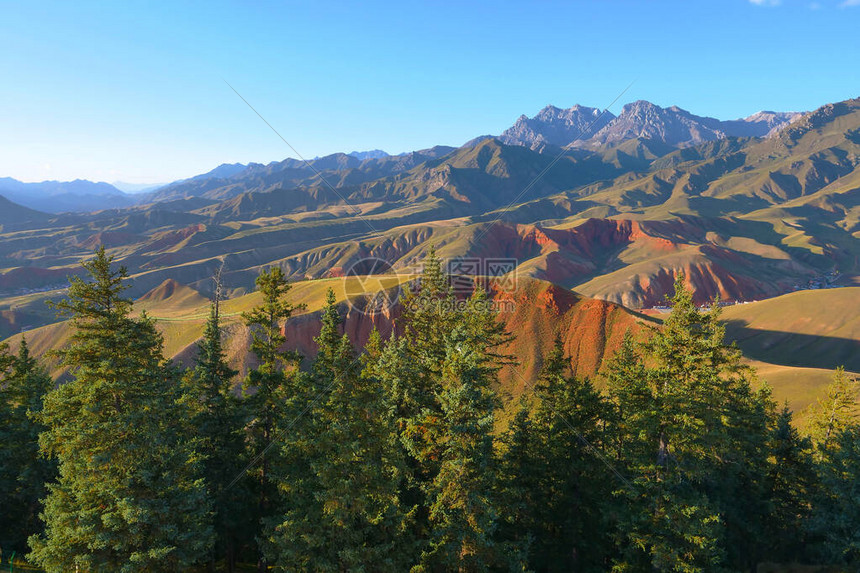 青海吉利安山景色地区草原山的美丽图片