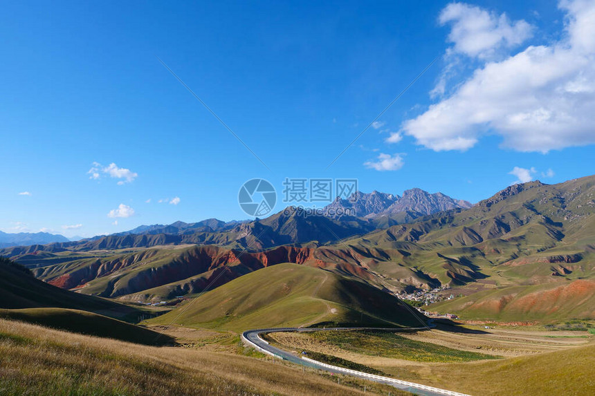 青海吉利安山景色地区草原山的美丽图片