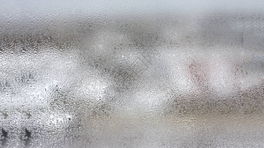 透明的冷凝水在雾蒙的背景下背景图片