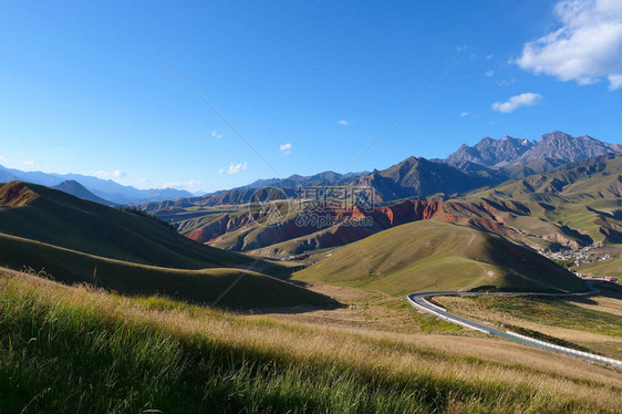 青海吉利安山景色地区草原山的美丽图片