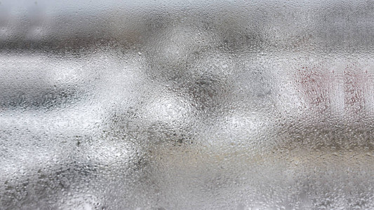 透明的冷凝水在雾蒙的背景下图片