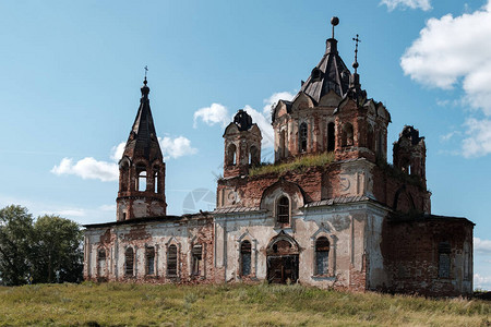 19世纪俄罗斯的教堂一座破旧的古老教堂图片