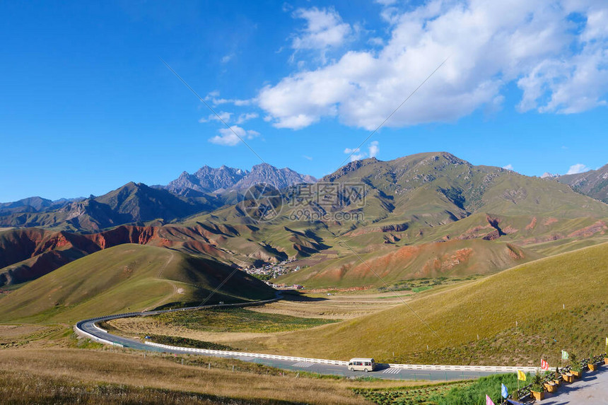 青海吉利安山景色地区草原山的美丽图片