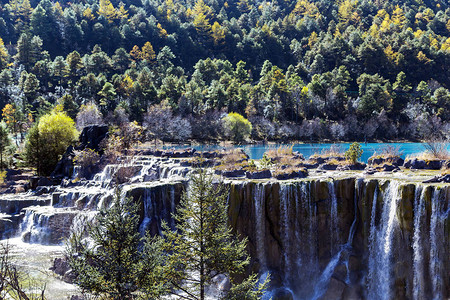 蓝月谷公园或蓝月谷是玉龙山脚下的四个湖泊和具有天然矿物质的令人惊叹的瀑布图片