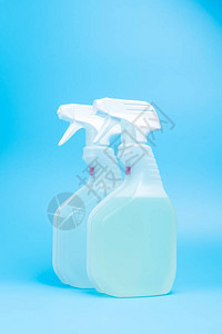 蓝色背景中隔离的两瓶消毒喷雾器图片