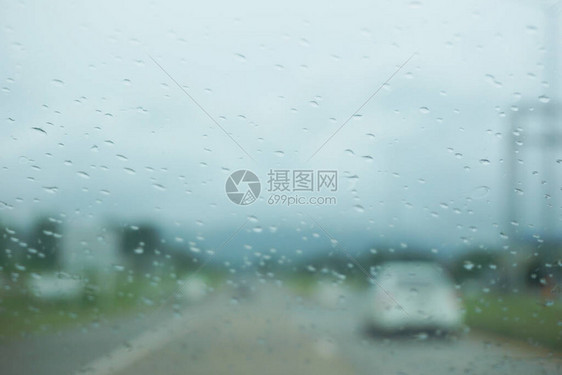 车窗在雨天高速公路风景下图片