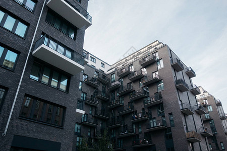 现代和深色砖立面公寓楼图片