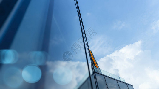 曲线玻璃办公室抽象建筑背景中反映的云层图景图片