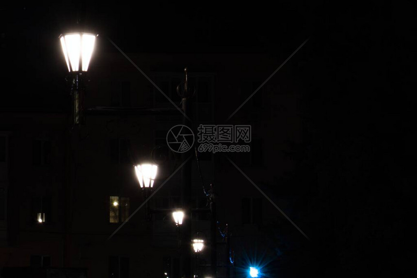 夜城的路灯图片
