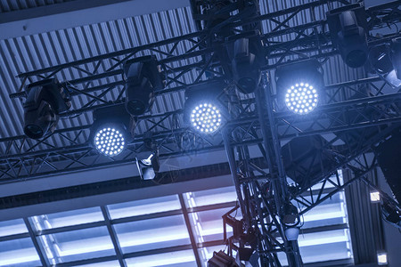 展厅金属框架中的聚光灯LED系统图片