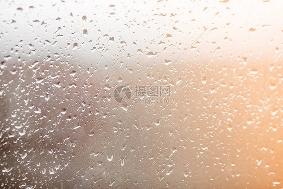 窗户上有雨滴玻璃上有水跑着图片