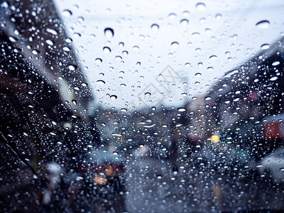 雨天挡风玻璃上的水滴图片