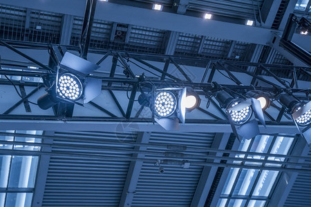 展厅金属框架中的聚光灯系统图片