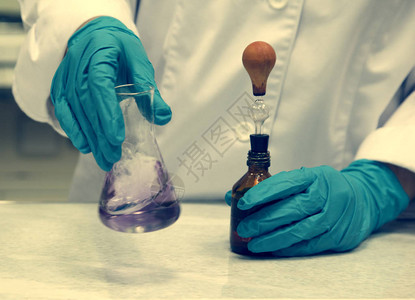 化工实验室实验室助理的手把溶液混图片