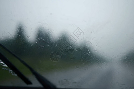 汽车的湿挡风玻璃图片