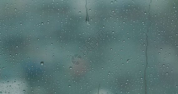 玻璃窗上的雨图片