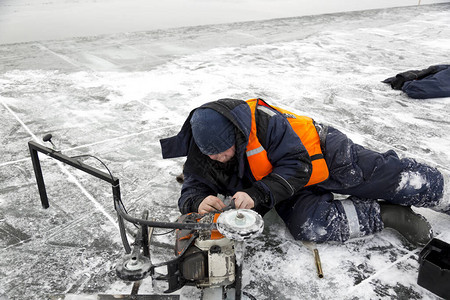 一座冰锯木厂在极端条件下以低温和极低温度修复冰冻湖图片