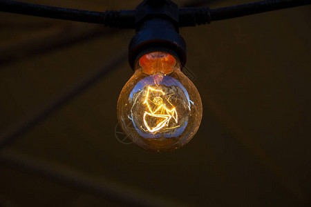 一个电灯泡从天花板上点亮图片