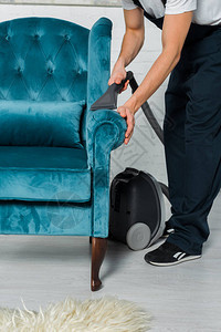 使用真空清洁器的现代手椅和吸尘清洁器以图片