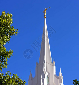 美国加利福尼亚州圣地亚哥摩门教寺庙顶上的天使莫罗尼雕塑图片