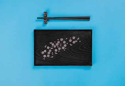 空的矩形盘子蓝色背景寿司的日式托盘图片