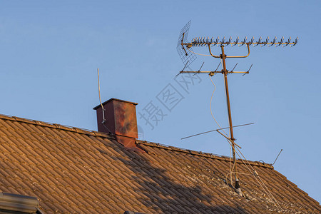 房子屋顶上有烟囱的模拟天线背景图片