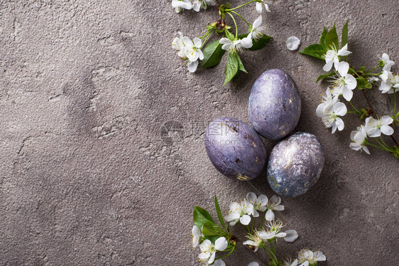 复活节喷漆鸡蛋有石图片