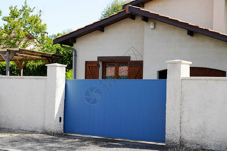 家门入口处典型的蓝色门图片