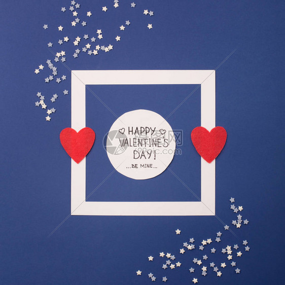 情人节快乐卡与经典蓝色背景上的小星和红心假期时间概念样机图片