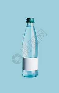瓶在颜色背景的干净的水图片