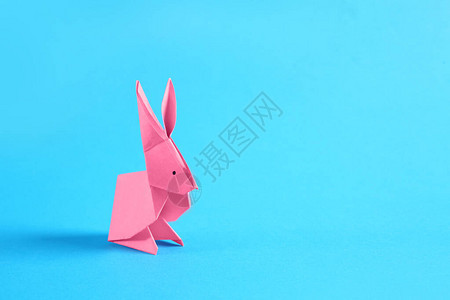 彩色背景上的折纸兔子图片