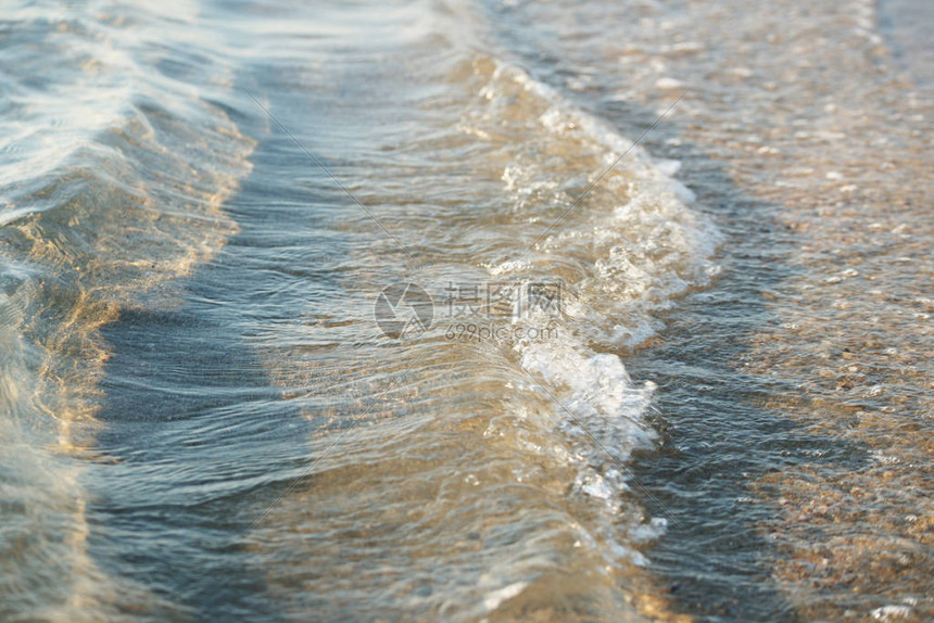 金沙背景有海浪的清海图片