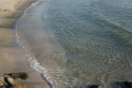 海清澈的海水沙滩背景上的波浪图片